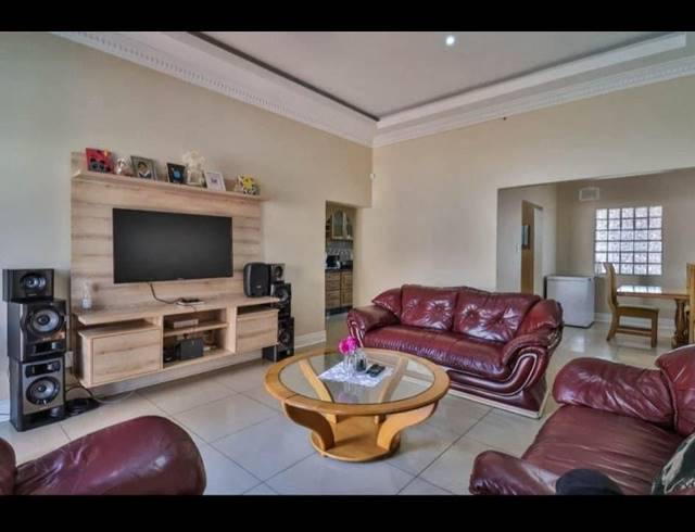 5 BEDROOM HOUSE FOR SALE IN BLUFF